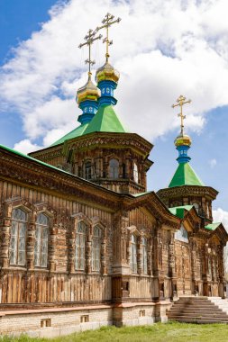 Kırgızistan, Karakol 'daki Kutsal Üçlemeci Katedrali' nin ahşap cephesi. Rus Ortodoks Kilisesi Kırgızistan Piskoposluğu