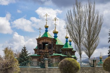 Kırgızistan, Karakol 'daki Kutsal Üçlü Katedrali. Ahşap kilise, mimari. Rus Ortodoks Kilisesi Kırgızistan Piskoposluğu