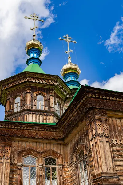 Kırgızistan, Karakol 'daki Kutsal Üçlü Katedrali. Ahşap kilise, mimari. Rus Ortodoks Kilisesi Kırgızistan Piskoposluğu