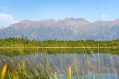 Sakin sularla çevrili dağ gölü, Kodar dağ sırası.