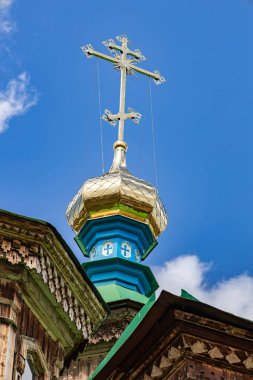 Kırgızistan Karakol şehrindeki Kutsal Üçlü Katedrali 'nin altın haçı.