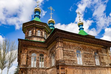 Ahşap Ortodoks Kilisesi. Karakol şehrindeki Kutsal Üçlü Katedrali, Kırgızistan, mimari