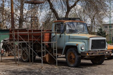 Eski paslı Rus kamyonu GAZ 3307. Karakol, Kırgızistan - 23 Nisan 2025