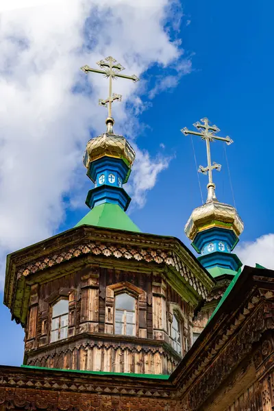 Kırgızistan, Karakol 'daki Kutsal Üçlü Katedrali. Ahşap kilise, mimari. Rus Ortodoks Kilisesi Kırgızistan Piskoposluğu