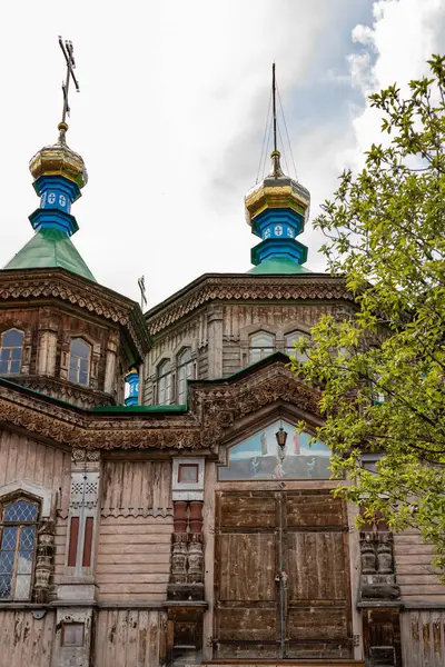Kırgızistan, Karakol 'daki Kutsal Üçlü Katedrali. Ahşap kilise, mimari. Rus Ortodoks Kilisesi Kırgızistan Piskoposluğu