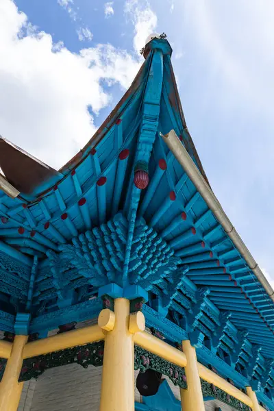 Kırgızistan, Karakol 'daki Dungan camisinin ahşap çatısını oymuş. Seyahat simgesi
