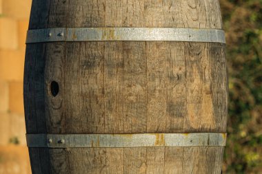 Meşe fıçısında yaşlanan alkollü içecekler için metal jantlı mantar deliği. Şaraphane malzemeleri