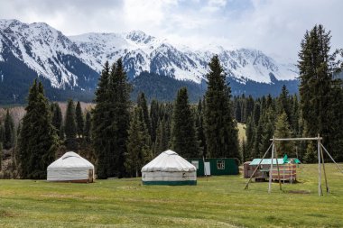 Göçebelerin dağlarda yaşaması. İki yurt