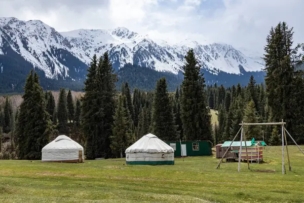 Göçebelerin dağlarda yaşaması. İki yurt