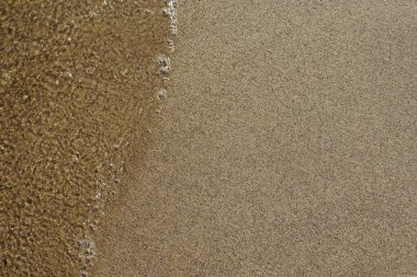 Kum ve su dokusu, yaz sahili arka planı, tepeden aşağı manzara..