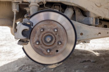 Caliper ve tekerlek merkezli ön görüşlü araba fren diski. Silinmiş araba tekerleği. Lastik montaj işlemi