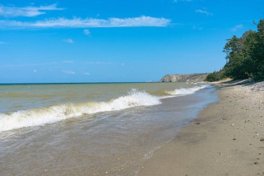 Baykal Gölü kumlu sahili, yaz mevsimi Olkhon Adası