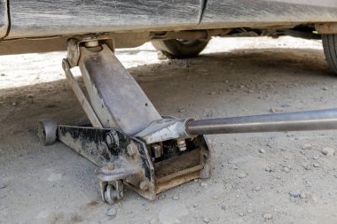Lastik montaj işlemi, tramvay kaldırır arabayı..