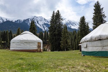 Göçebelerin dağlarda yaşaması. İki yurt
