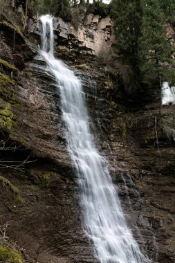 Kırgızistan, Kok Jaiyk Vadisi, Jeti-Oğuz Boğazı 'ndaki Şelale Bakire Tükürükleri (ya da Bakire Gözyaşları)