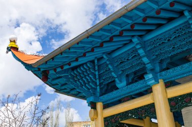 Kırgızistan, Karakol 'daki Dungan camisinin ahşap çatısını oymuş. Seyahat simgesi
