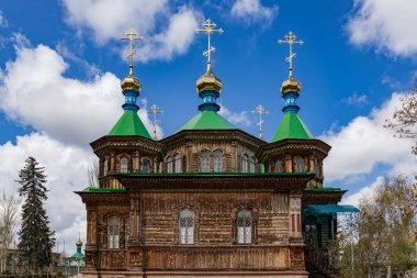 Ahşap Ortodoks Kilisesi. Karakol şehrindeki Kutsal Üçlü Katedrali, Kırgızistan, mimari