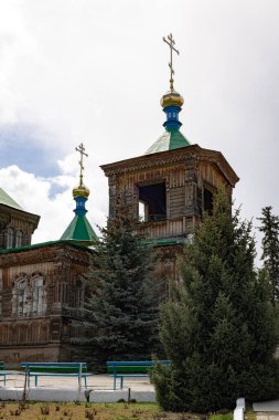 Kırgızistan, Karakol 'daki Kutsal Üçlü Katedrali. Ahşap kilise, mimari. Rus Ortodoks Kilisesi Kırgızistan Piskoposluğu