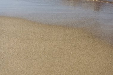 kumsalda ıslak kum.