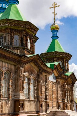 Kırgızistan, Karakol 'daki Kutsal Üçlü Katedrali. Ahşap kilise, mimari. Rus Ortodoks Kilisesi Kırgızistan Piskoposluğu
