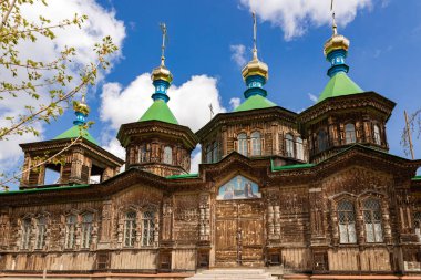 Kırgızistan, Karakol 'daki Kutsal Üçlü Katedrali. Ahşap kilise, mimari. Rus Ortodoks Kilisesi Kırgızistan Piskoposluğu