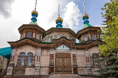 Kırgızistan, Karakol 'daki Kutsal Üçlü Katedrali. Ahşap kilise, mimari. Rus Ortodoks Kilisesi Kırgızistan Piskoposluğu