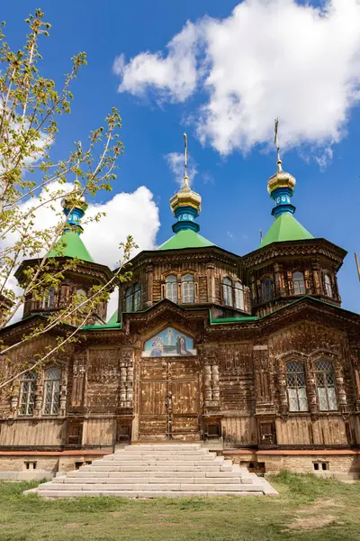 Kırgızistan, Karakol 'daki Kutsal Üçlü Katedrali. Ahşap kilise, mimari. Rus Ortodoks Kilisesi Kırgızistan Piskoposluğu