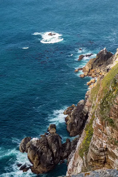 Dik yamaçlar, okyanusla çevrili uçurumlar. deniz manzarası