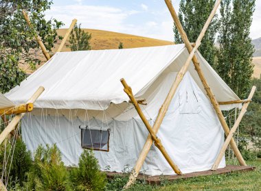 Modern beyaz lüks çadır. Yaz tatili için glamping evleri, kamp tatilleri..
