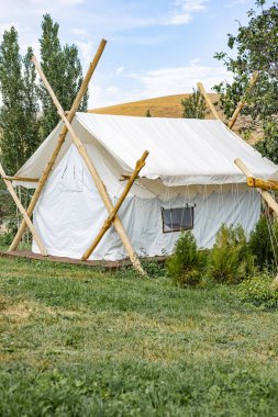Modern beyaz lüks çadır. Yaz tatili için glamping evleri, kamp tatilleri..