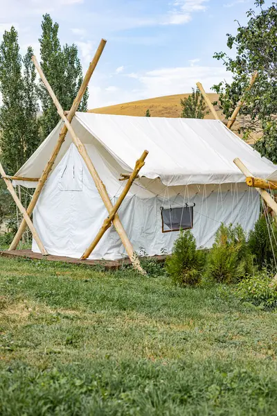 Modern beyaz lüks çadır. Yaz tatili için glamping evleri, kamp tatilleri..
