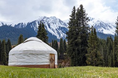 Dağlarda kamp, Kırgızistan. Kırgızların geleneksel evi, beyaz yurt..