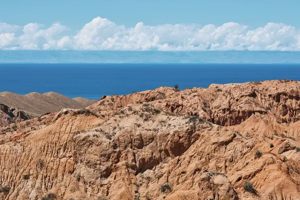 Skazka Kanyonu, Kırgızistan 'daki Issyk-Kul Gölü' nün güney kıyısında. Seyahat güzergahı, Kirgiziya 'nın işareti. Sarı kayalıklı ve tepeli yaz masalı kanyonu. Resimli doğal park manzarası