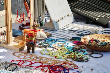 Sokak sanatları pazarında aksesuar ve mücevher satışları.