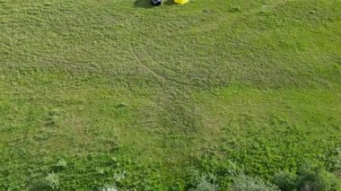 Yolculuk. Yeşil alanda siyah arabanın yanında duran sarı çadır. Yaz seyahati.