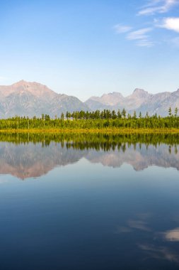 Sibirya Taiga 'da Dağ Gölü ve Kodar Sırtı, Transbaykal Bölgesi. Chara kumlarında Tayozhnoye Gölü.