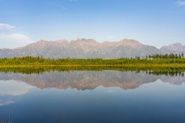 Sibirya Taiga 'daki Dağ Gölü, Kodar Tepesi, Transbaykal Bölgesi. Chara kumlarında Tayozhnoye Gölü.