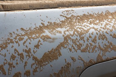 Çamurlu araba kapısı yakın plan. Kirli araba parçası toz oldu.. 