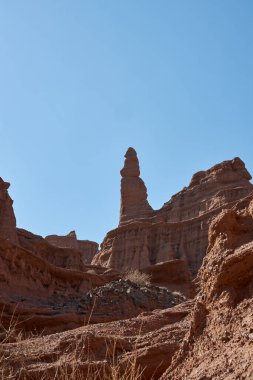 Aşınmış kumtaşı oluşumları, kanyon arka planı. Doğal manzara.