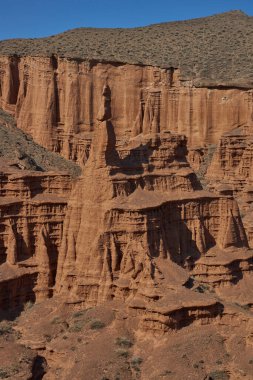 Aşınmış kumtaşı oluşumları, kanyon arka planı. Doğal manzara.