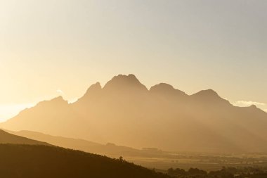 Altın Saat Dağ Manzarası. Güney Afrika, gün batımında dağların siluetleri. Simons Dağı, doğal manzara