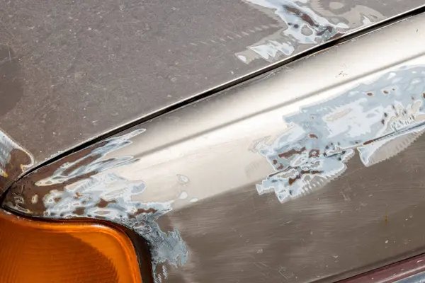 Kozmetik araba tamiri. Araba parçası silinmiş.. 