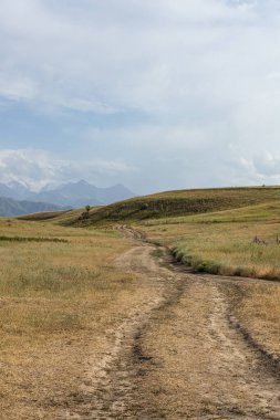Tepelerin arasındaki kırsal yol.