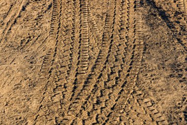 Köy yolunda tekerlek izleri. Tozlu kırsal bir yolda lastik izleri.