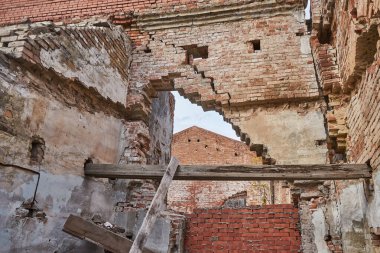 Tuğla bir binanın çökmesi. Çatlak, duvardaki delik..