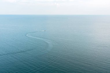 Tekne suda kalkıyor. Deniz yürüyüşleri, yaz tatili.