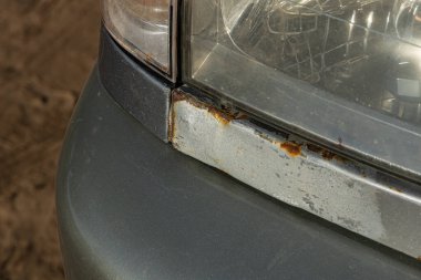 Farların altında pas var. Arabanın paslı kısmı, yakın plan..