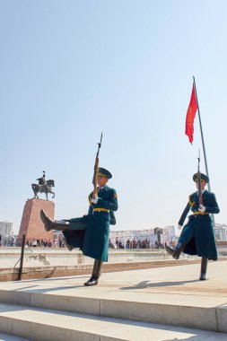 Ala-Too 'nun ana meydanında Onur Muhafızlarının değişmesi. Bishkek, Kırgızistan - 21 Mart 2023