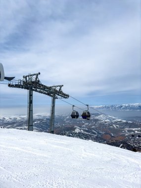 Özbekistan, Amirsoy kayak merkezindeki teleferik kulübeleri. Kış manzarası, dinlenme yeri