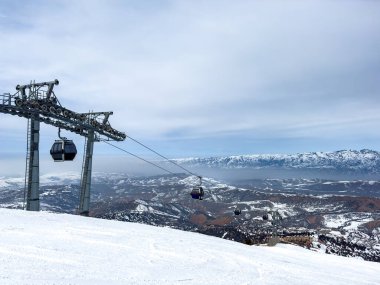 Özbekistan, Amirsoy kayak merkezindeki teleferik kulübeleri. Kış manzarası, dinlenme yeri